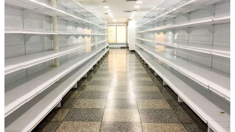 Com alta dependência de importações, a Venezuela vive um grande desabastecimento com falta de alimentos e medicamentos nos mercados, farmácias e hospitais