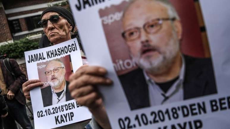 Cartazes em manifestação lembram que Khashoggi está desaparecido desde 2 de outubro; polícia ainda faz buscas pelo corpo