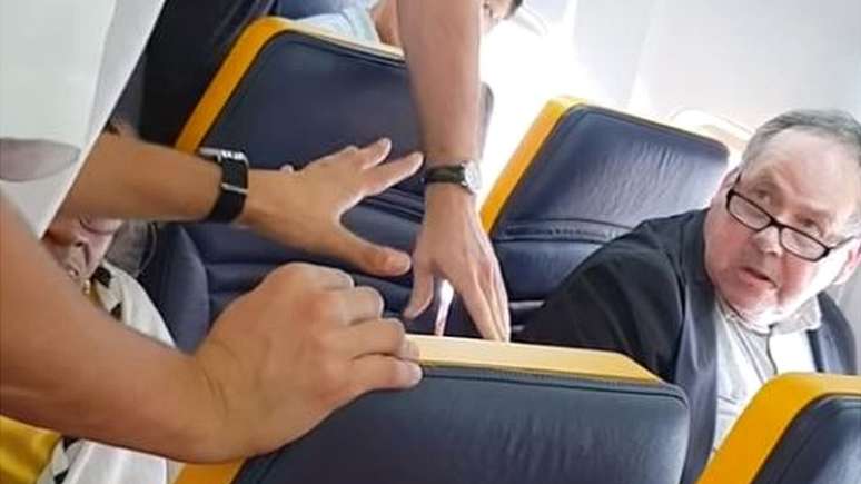 Homem foi repreendido por funcionários da Ryanair, mas só depois de vários minutos de gritos