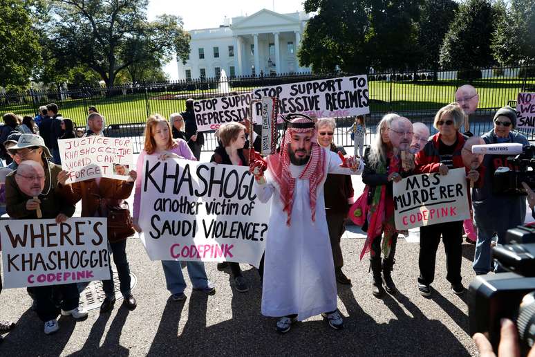Manifestantes protestam em frente à Casa Branca pedindo sanções à Arábia Saudita pelo assassinato do jornalista Jamal Khashoggi 19/10/2018 REUTERS/Leah Millis