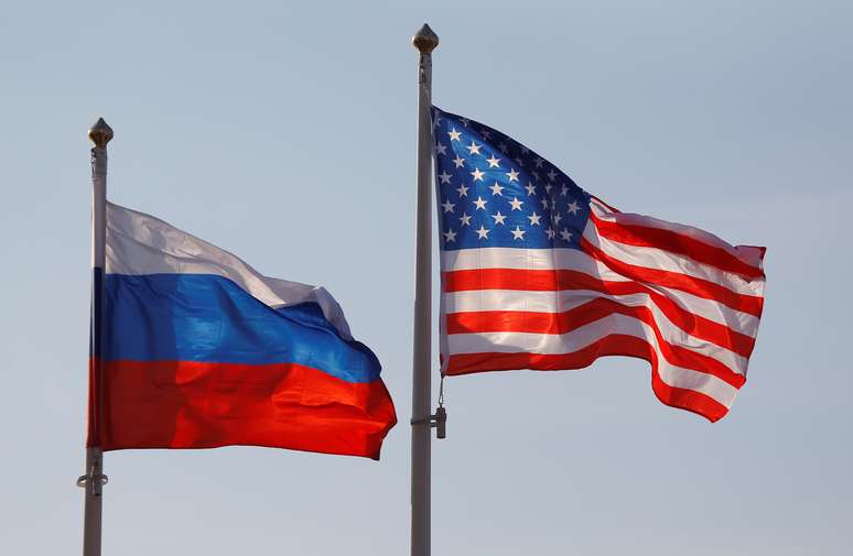 Bandeiras dos EUA e da Rússia no aeroporto internacional de Moscou 11/04/2017 REUTERS/Maxim Shemetov