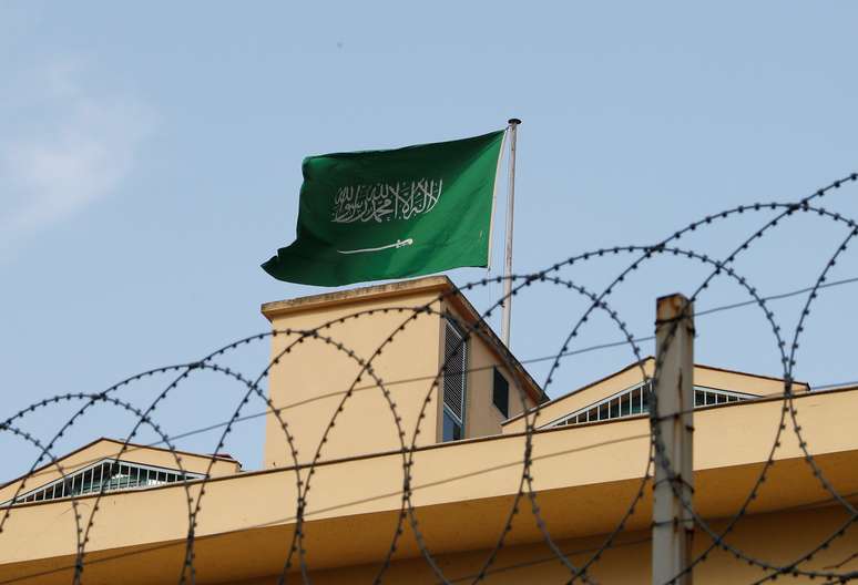 Bandeira da Arábia Saudita no consulado do país em Istambul 22/10/2018 REUTERS/Murad Sezer