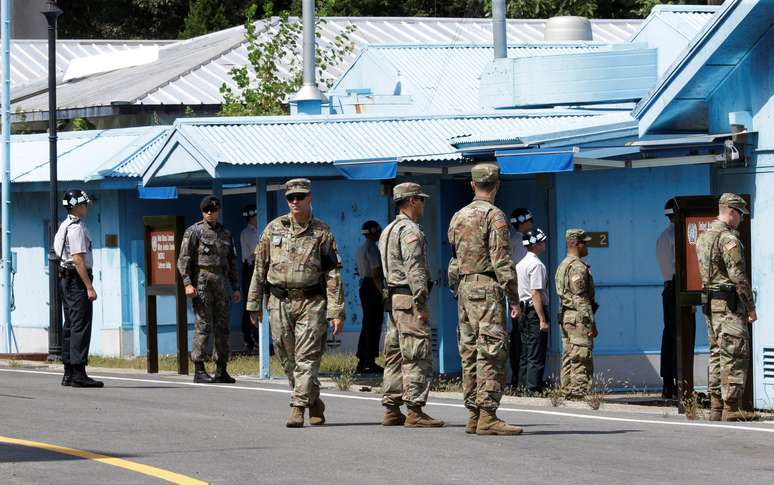 Soldados da Coreia do Sul e dos EUA no vilarejo de Panmunjom, na zona desmilitarizada, na Coreia do Sul 7/9/2018 Ahn Young-joon/Pool via REUTERS