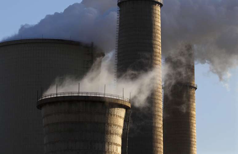 Torres de resfriamento de usinas geradoras de energia nos arredores de Pequim 27/11/2010 REUTERS/Petar Kujundzic