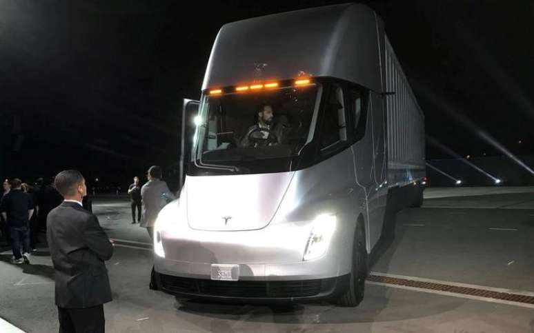 Tesla's new electric semi truck is unveiled during a presentation in Hawthorne, California, U.S., November 16, 2017. REUTERS/Alexandria Sage - RC1E3736CC30