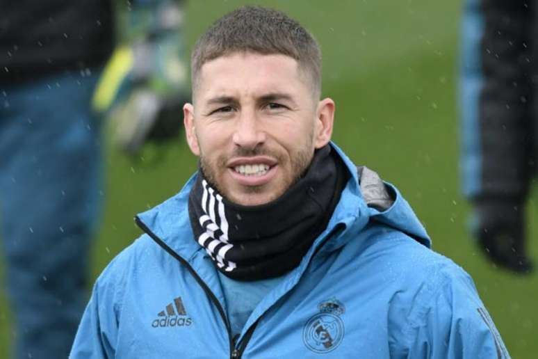 Sergio Ramos se irrita e chuta bola em cima de lateral em treino do Real (Foto: Gabriel Bouys / AFP)