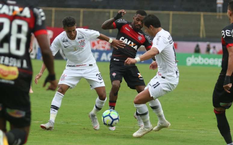 Atacantes do Corinthians brigam contra a marcação (Foto: Tiago Caldas/Foto arena)