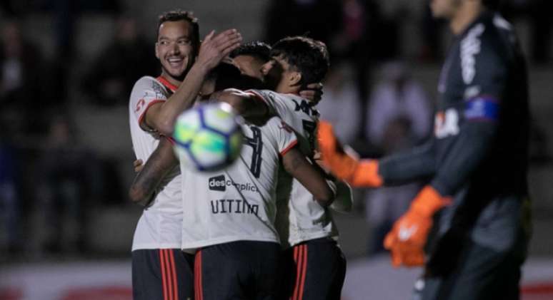 Jogadores comemoram um dos gols diante do Paraná, no domingo (Foto: Liamara Polli/PhotoPremium)