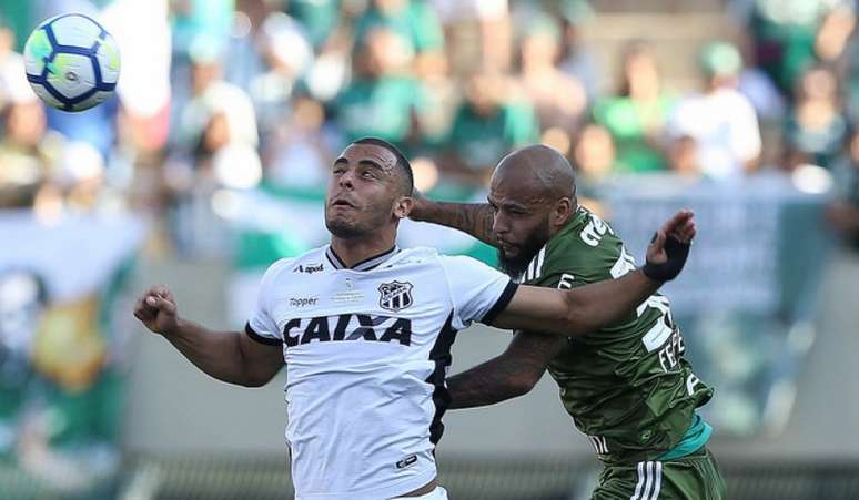 Arthur Cabral disputa lance com Felipe Melo: atacante fez o gol do Ceará no Pacaembu (Divulgação/Palmeiras)