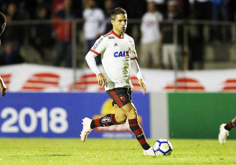 Diego entrou contra o Paraná e contribuiu para a goleada (Foto: Rodolfo Buhrer/La Imagem/Fotoarena)