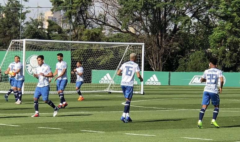 Deyverson durante o treino desta segunda-feira, na Academia de Futebol (Foto: Thiago Ferri)