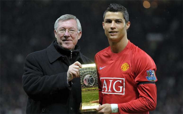 Cristiano com o prêmio de melhor jogador do mundo junto de Alex Ferguson (Foto: AFP)