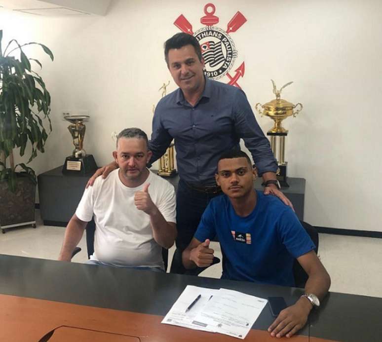 Matheus Mello assinou contrato por três anos com o Corinthians (Foto: Divulgação)