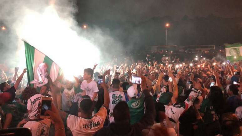 Torcedores apoiaram o Palmeiras no embarque para a Argentina (Foto: Thiago Ferri)