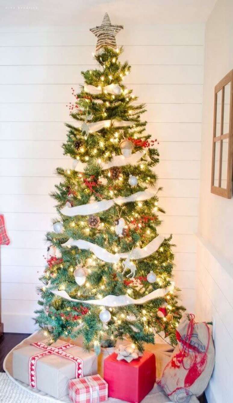 13. Uma árvore de natal clássica, pede luzes de natal que tenham tonalidade amarelada – Foto: Nina Hendrick Design Co.