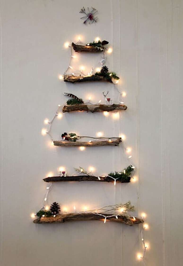 15. Decoração rústica com galhos secos e luzes de natal – Foto: Home Idea