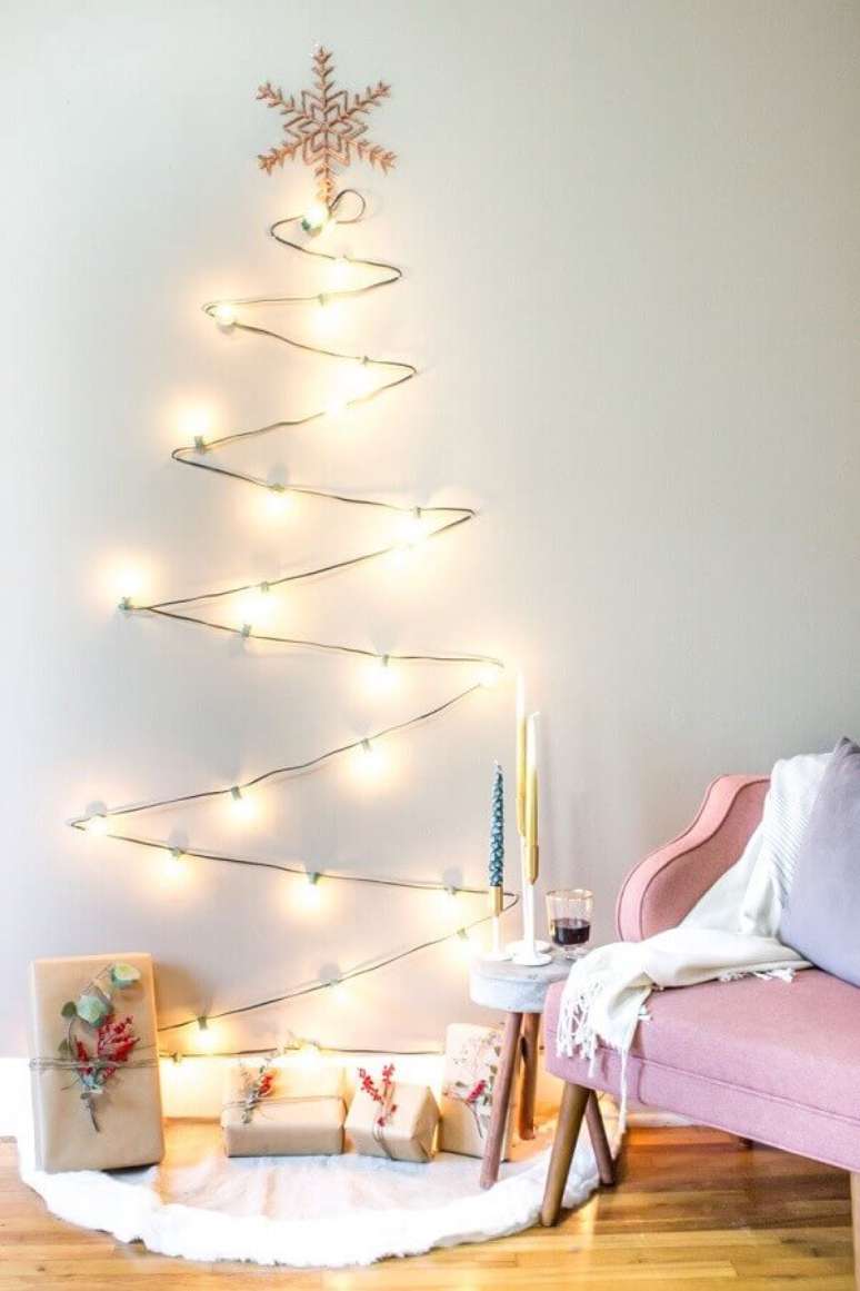 16. Árvore feita com luzes de natal para decoração minimalista – Foto: Pinterest