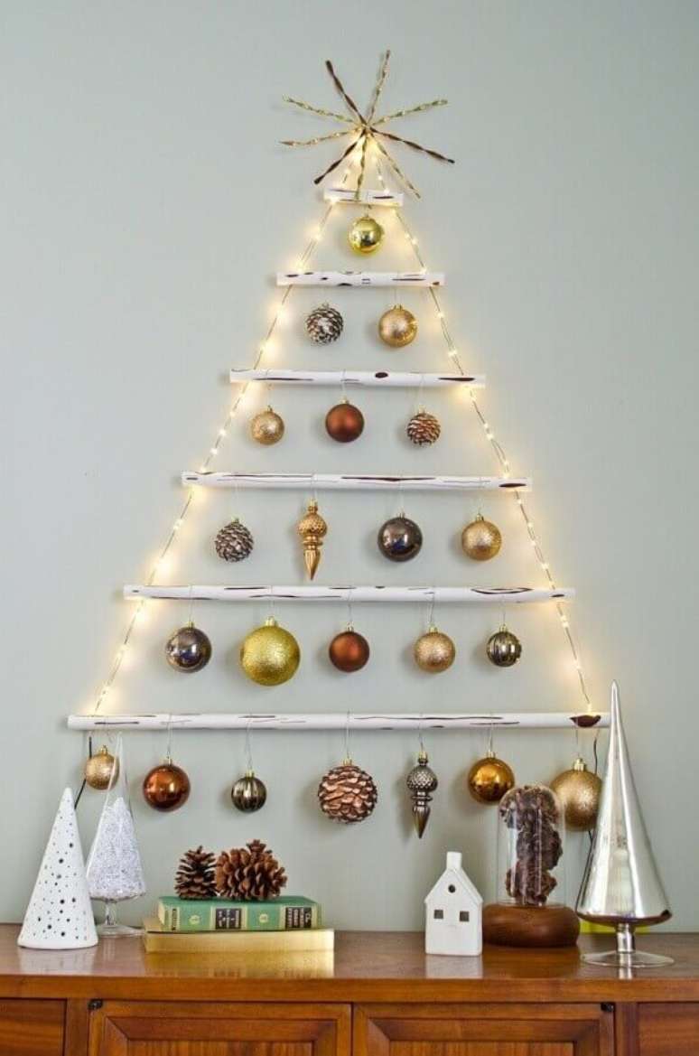 17. Modelo de árvore de natal simples, feita com pisca-pisca, bolas e canos pintados de branco – Foto: Casa&Diseño