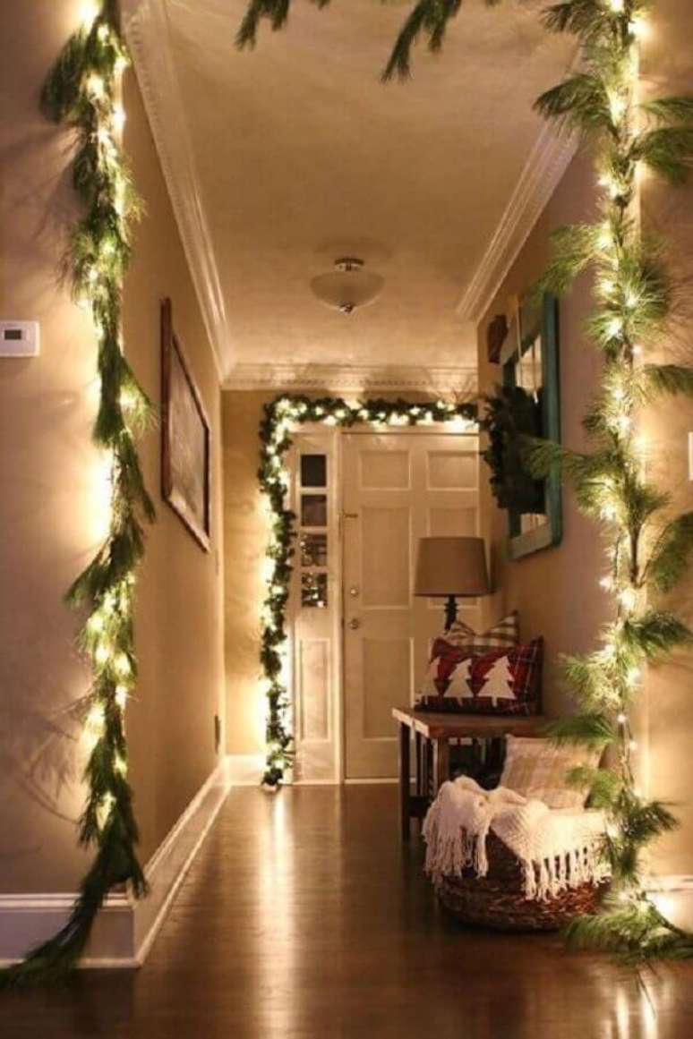 18. Que tal decorar a casa toda com luzes de natal e ramos de plantas? Fica um charme – Foto: Pinterest