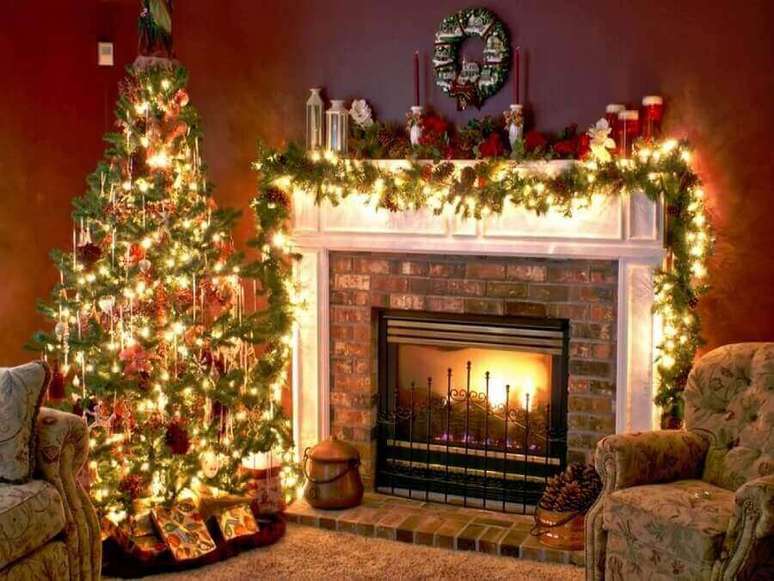 8. Decoração clássica com luzes de natal amarelas para sala decorada – Foto: Home decor ideas