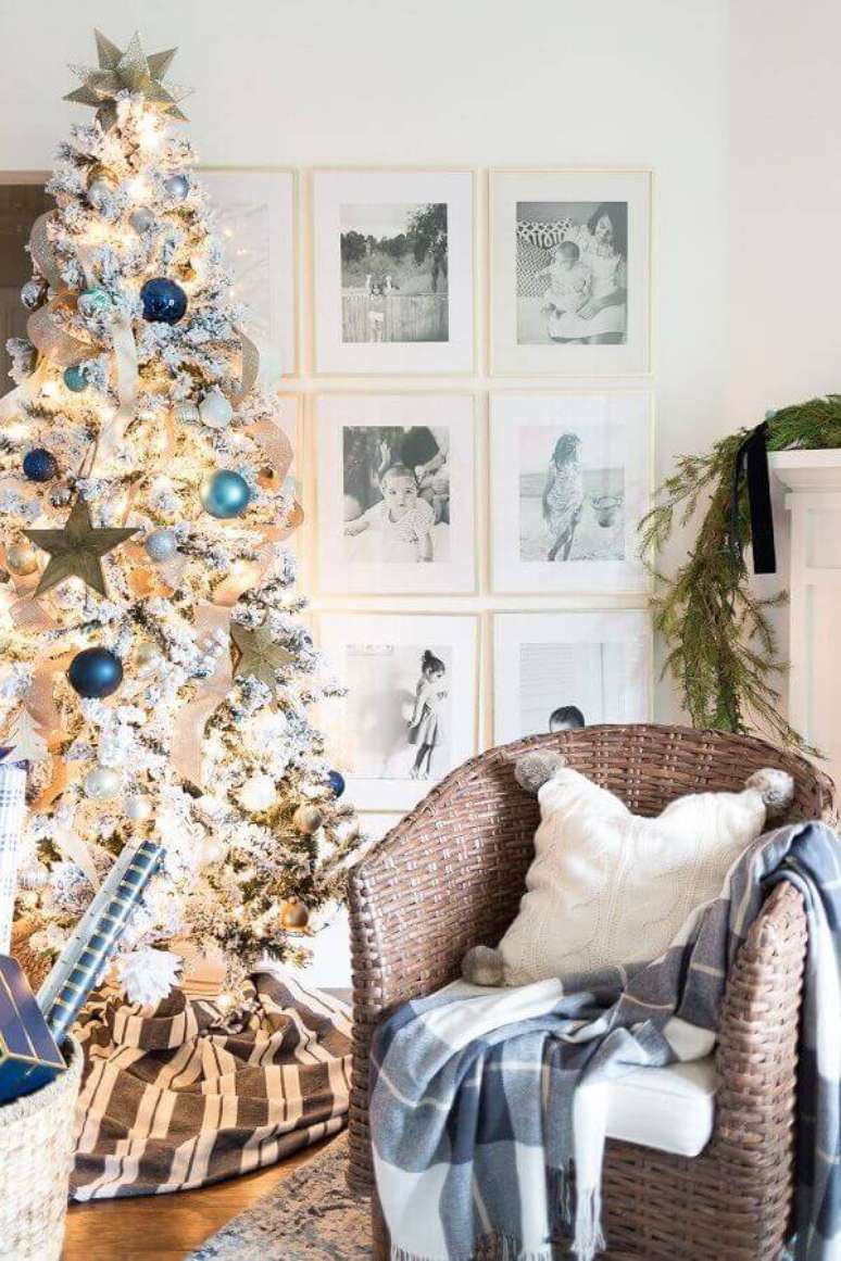7. Decoração clean com árvore de natal branca com bolas azuis – Foto: Pinterest