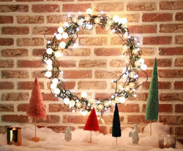 19. As luzes de natal podem se transformar em uma guirlanda para um estilo de decoração rústica – Foto: Fábrica9