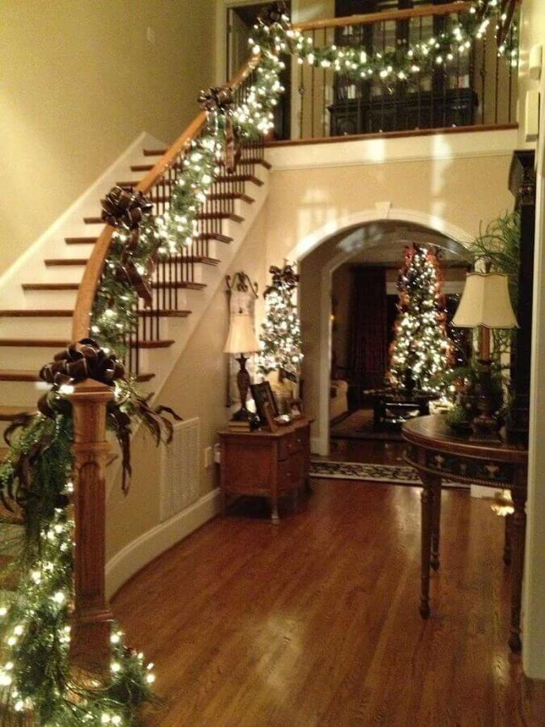 21. Decoração com luzes de natal para escada de madeira – Foto: IdeaDesignCasa