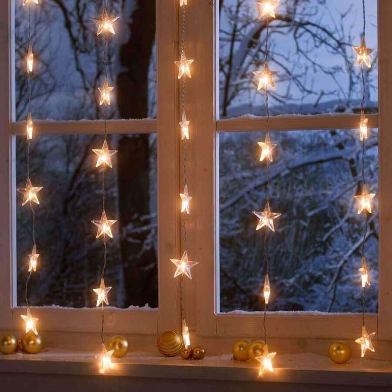 5. Decoração para janela com luzes de natal em formato de estrelas – Foto SoLebIch