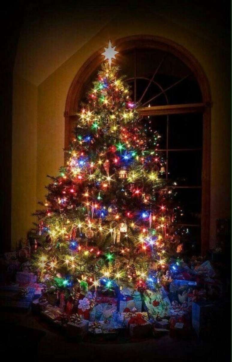 22. As luzes de natal coloridas são perfeitas para quem busca irreverencia na decoração natalina – Foto: Homebase Decorating