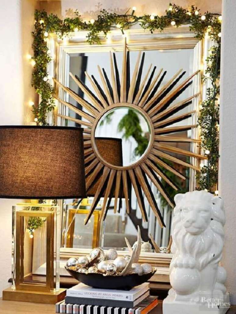 24. Decoração discreta e delicada com luzinhas de natal – Foto: