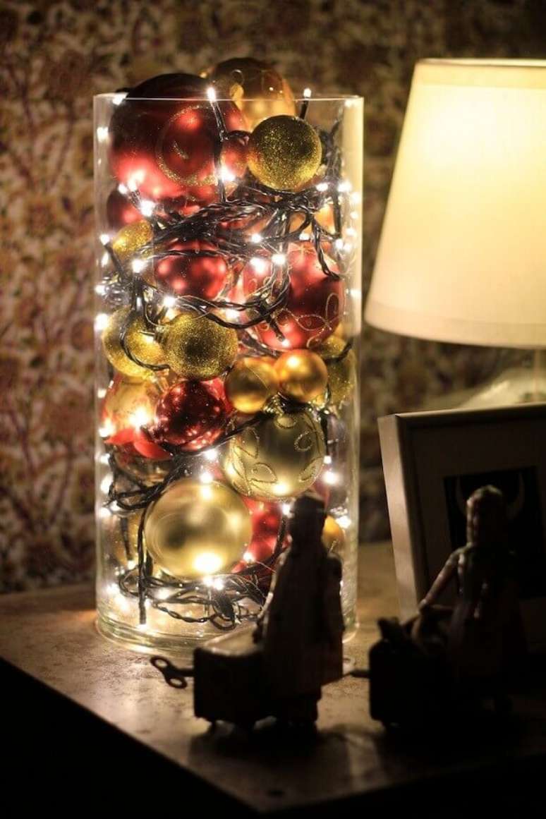 25. Pote de vidro decorado com bolas de natal e luzinhas natalinas – Foto: Wholly Mamma Oasis