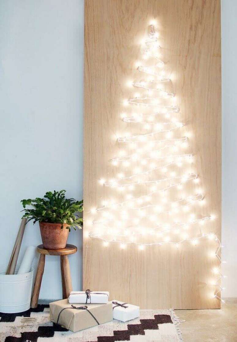 1. Que tal usar as luzes de natal para criar uma árvore moderna e minimalista – Foto: Éléonore Terzian