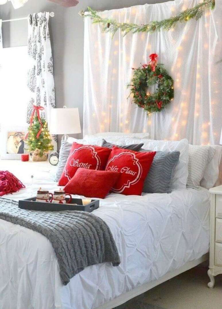 26. As luzinhas de natal também podem ser usadas para levar o clima natalino para o quarto decorado – Foto: Pinterest