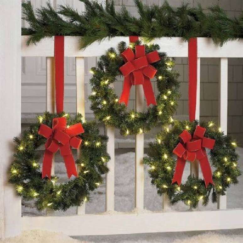 31. Decoração com luzinhas de natal para janela com guirlandas – Foto: Pinterest