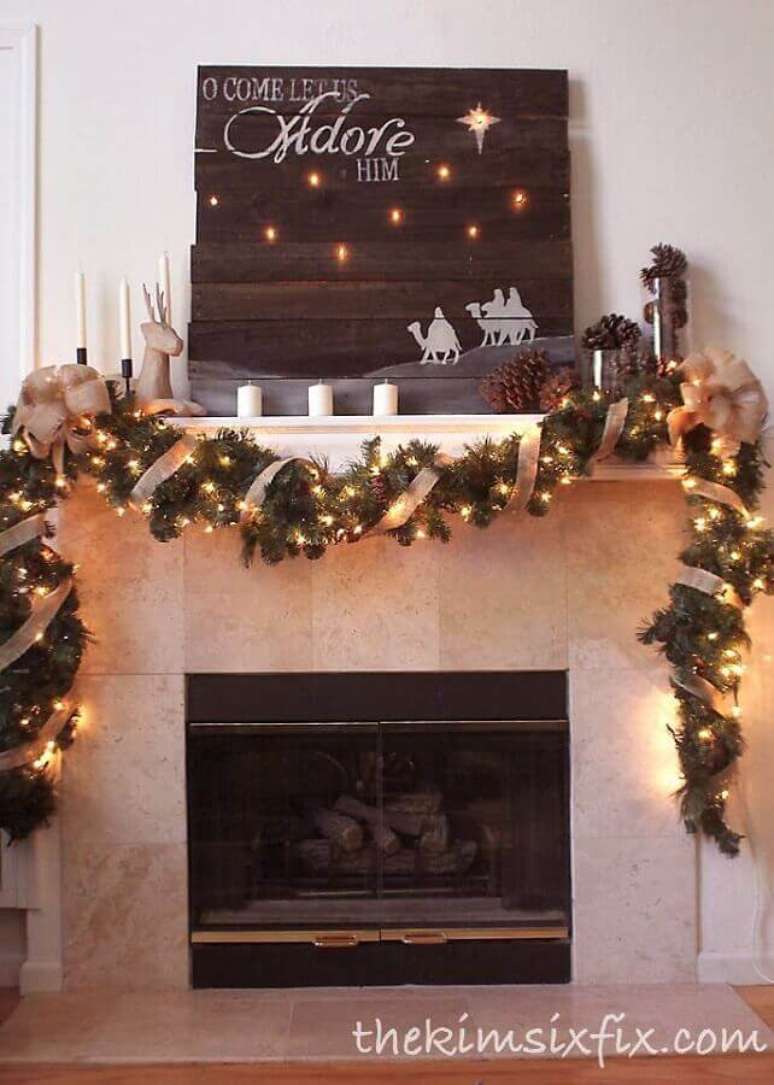 32. Lareira decorada com luzes de natal – Foto: The Kim Six Fix