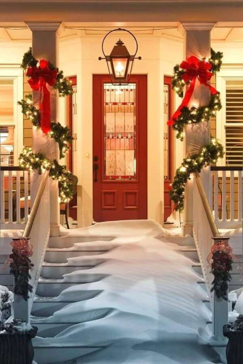33. A decoração com luzes de natal para área externa é garantia de muito charme e beleza para a entrada da casa – Foto: Foothillfolk Designs