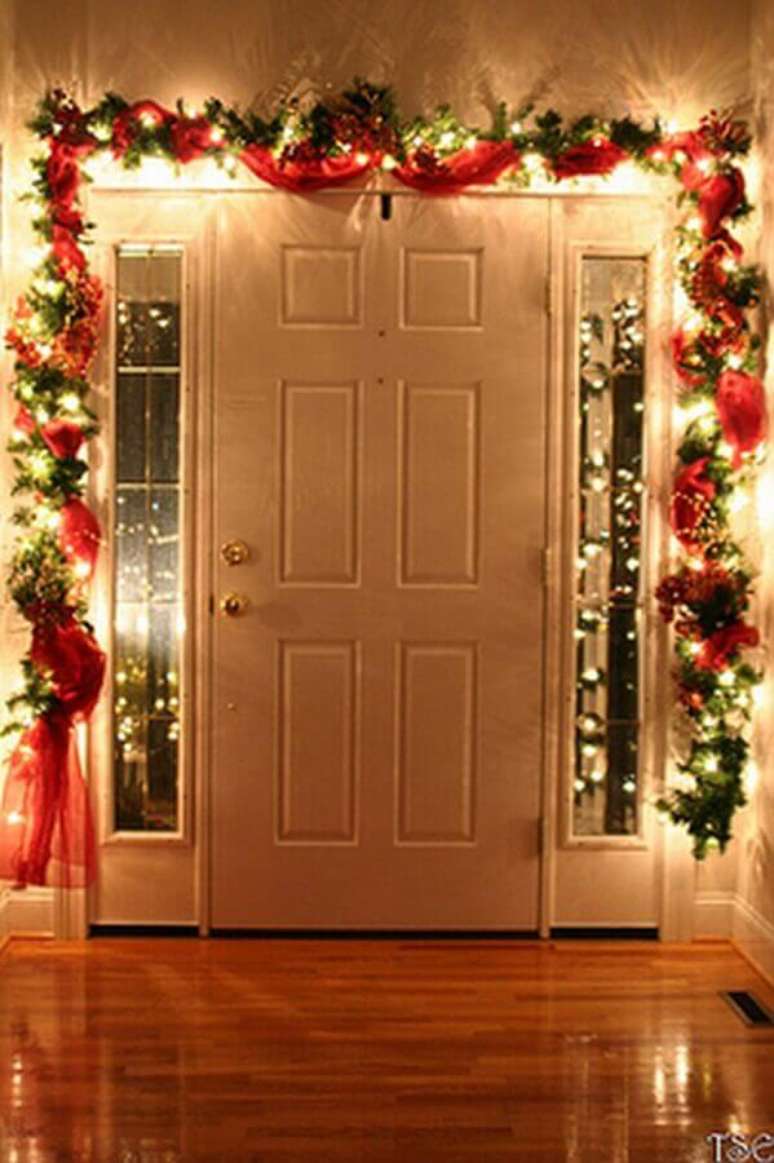 34. Ideia de luzes de natal para área externa decorada com fita vermelha – Foto: Home Design Interior