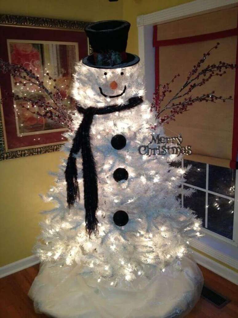 35. Quer um natal mais divertido? Invista em um boneco de neve feito com uma árvore de natal branca e luzinhas de natal dando o toque final – Foto: Country Victorian Times