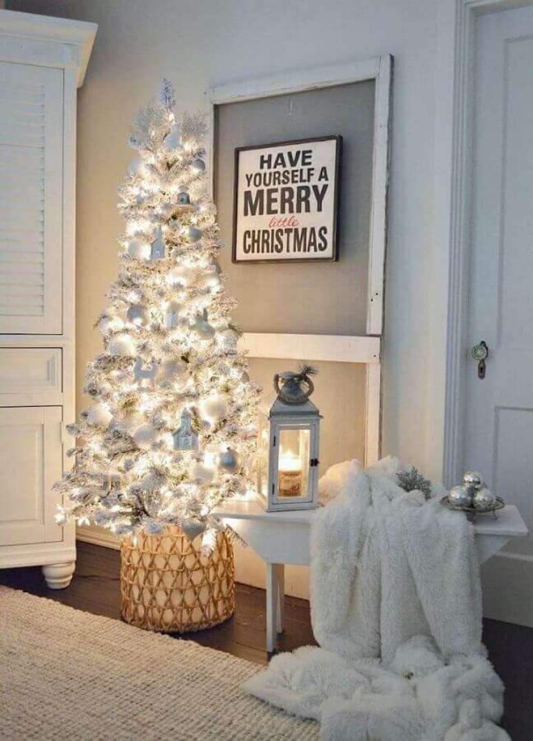 38. Para uma decoração clean e moderna, invista em luzinhas de natal brancas – Foto: Homy99