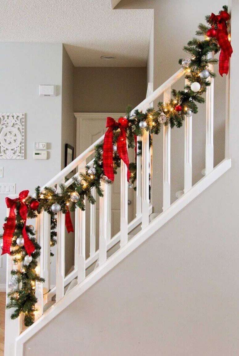 9. Luzes de natal para decorar arranjos colocados em escada – Foto: Pinterest