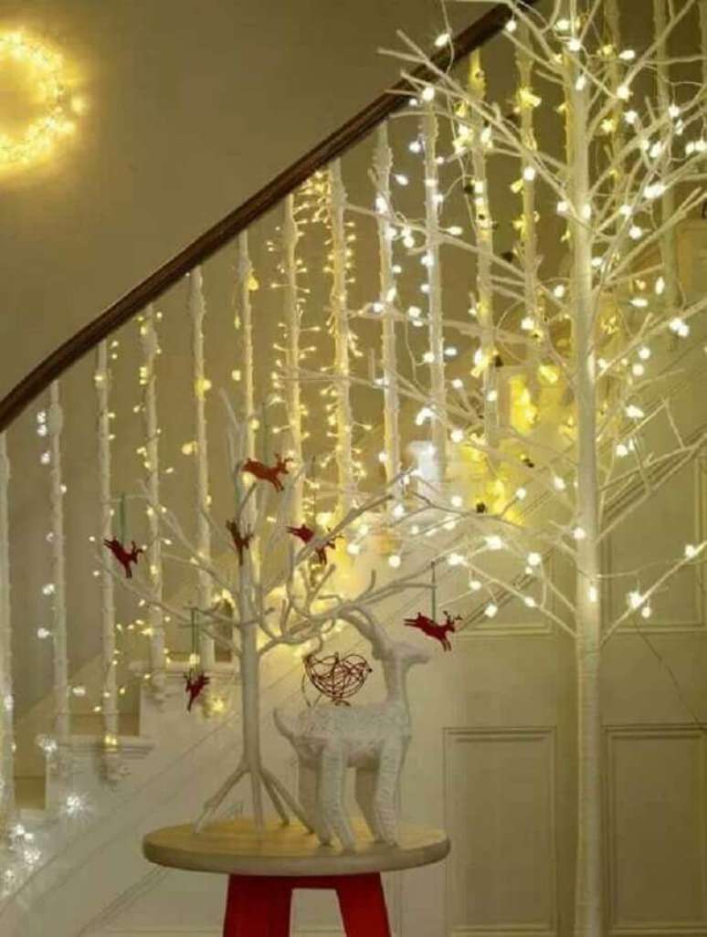 39. Luzes de natal para decoração de escada – Foto: Elitflat
