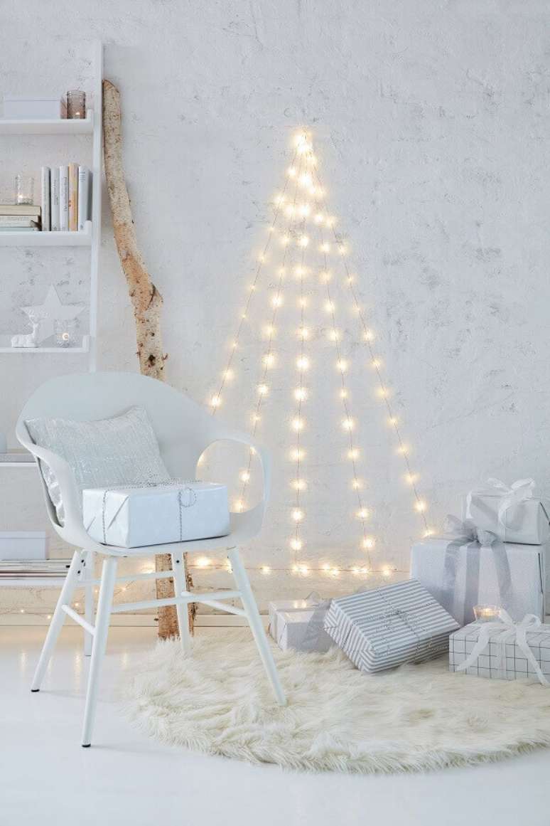 41. Decoração minimalista com luzinhas de natal branca – Foto: SistaCafe