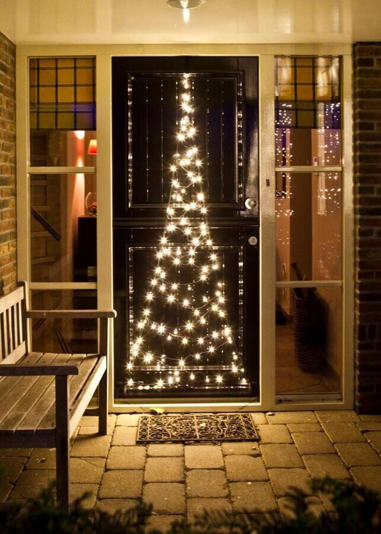 43. Luzinhas de natal para decoração de porta de entrada – Foto: Intratuin