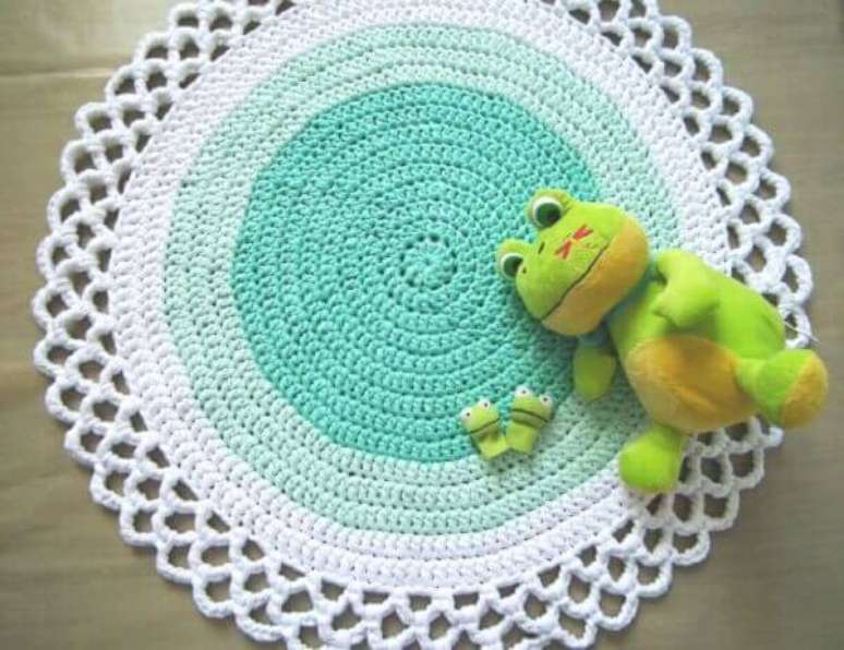 16- Tapete de crochê redondo para quarto de crianças em tons de azul claro a branco. Fonte: Etsy