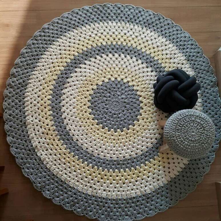 17- O tapete de croch&ecirc; redondo pode ser uma &oacute;tima fonte de renda extra. Fonte: Dicas de mulher