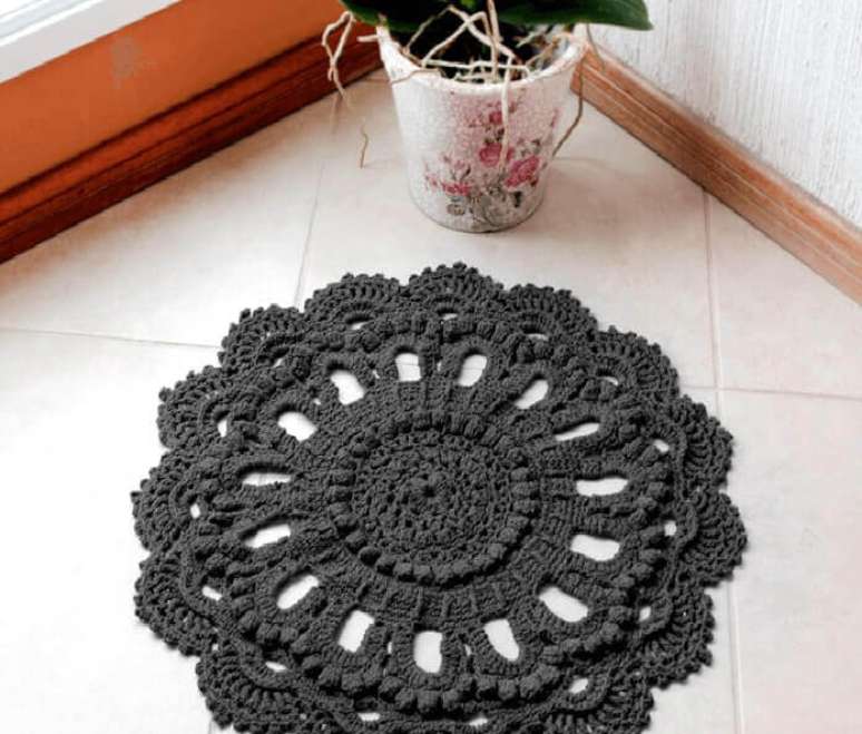 5- O tapete de croch&ecirc; redondo foi executado na cor chumbo. Fonte: EuroRoma