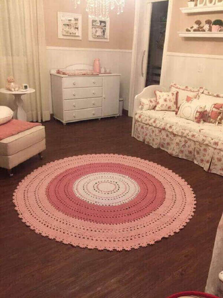 56-Tapete de crochê redondo é muito utilizado para decoração de quarto de criança. Fonte: Pinterest