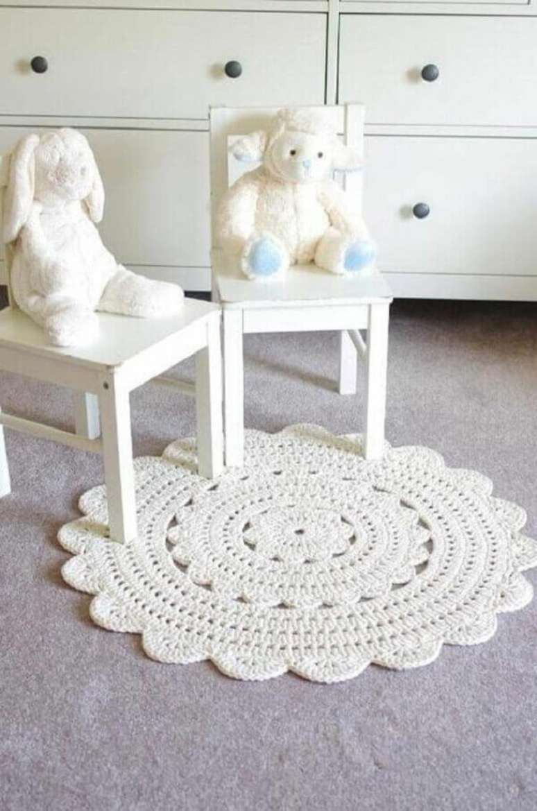 29- Tapete de crochê redondo complementa a decoração clean de quarto de bebê. Topbuzz