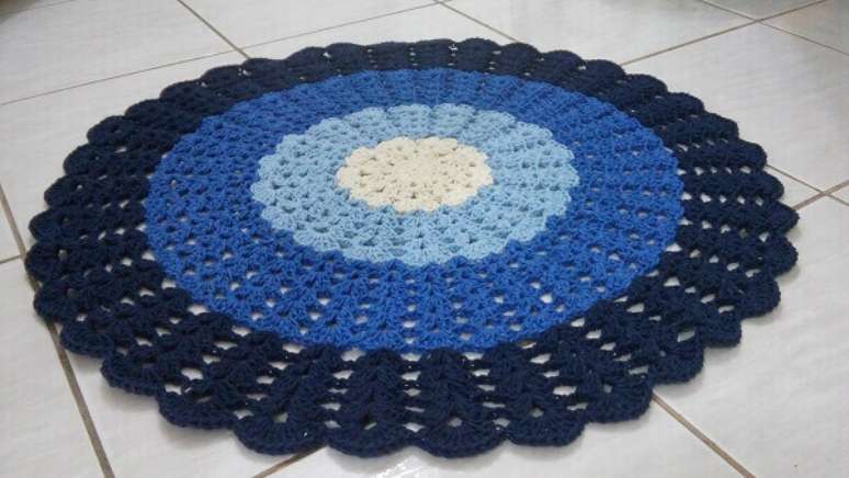 30- Tapete de croch&ecirc; redondo com degrad&ecirc; em azul. Fonte: Pinterest