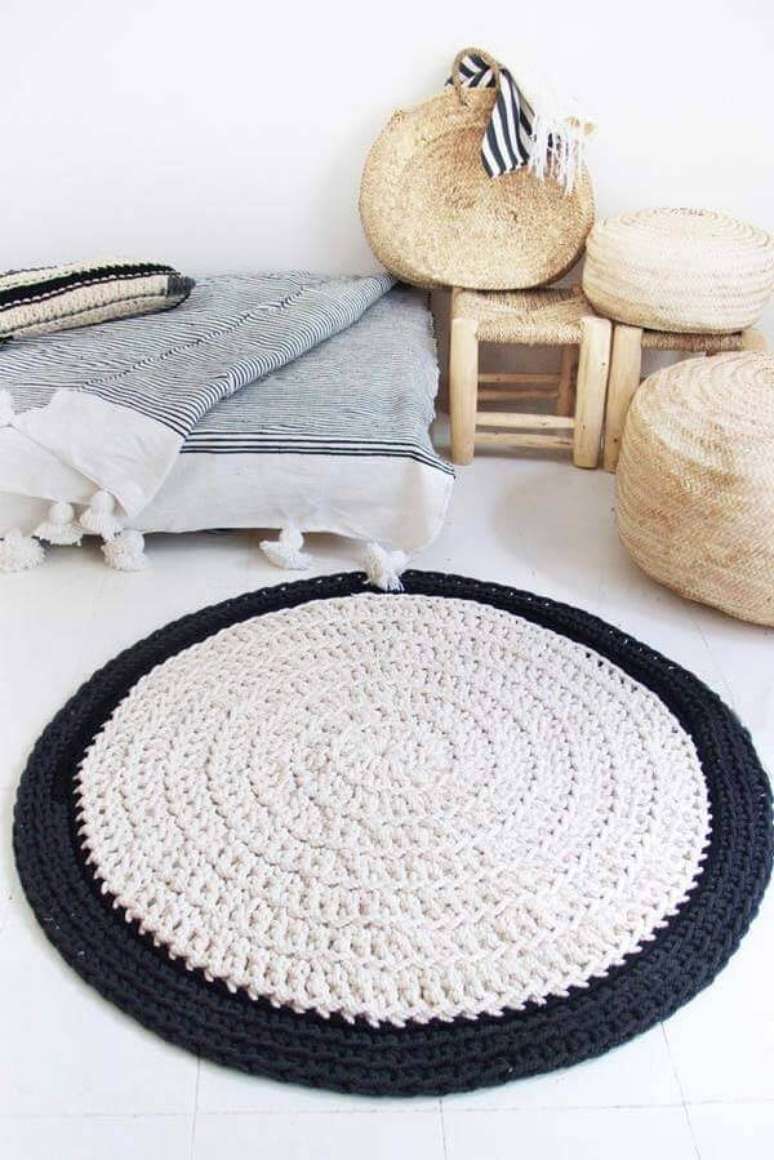69- Tapete de crochê redondo em preto e branco para decoração de quarto clean e moderno. Fonte: Pinterest